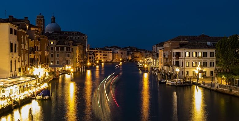 Advent u Veneciji - prošetajte poznatim mostovima ovijeni snježnim pahuljama i uživajte u raskoši šarmantnih otoka Murano i Burano za 230 kn!