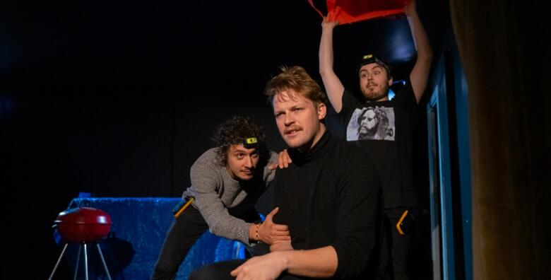 Predstava “Prijatelji” ili zafrkancija kao lijek – moderna i dinamična predstava o odrastanju i prijateljstvu koju nose tri glumačka “mlada lava”