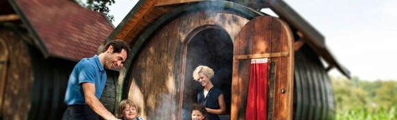Glamping odmor u VINSKIM BAČVAMA - 1 ili 2 noćenja s polupansionom te kupanje u unutarnjim termalnim bazenima i korištenjem sauna