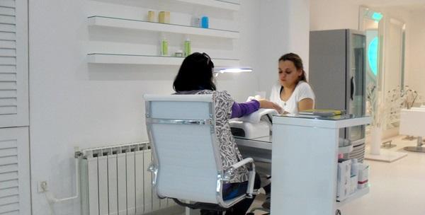 Ugradnja noktiju tipsama ili produživanje gelom u centru