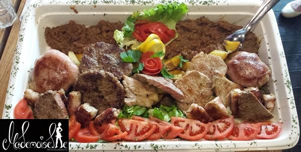 Mesna plata – kotleti, punjene pljeskavice sa sirom, pureći ražnjići i punjeni bataci za 149kn!