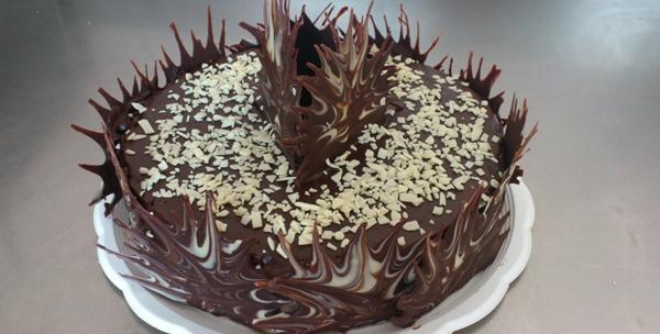 Torta - velika čokoladna ili čoko - vanilija za 20 osoba  uz uključenu dostavu za 144kn!