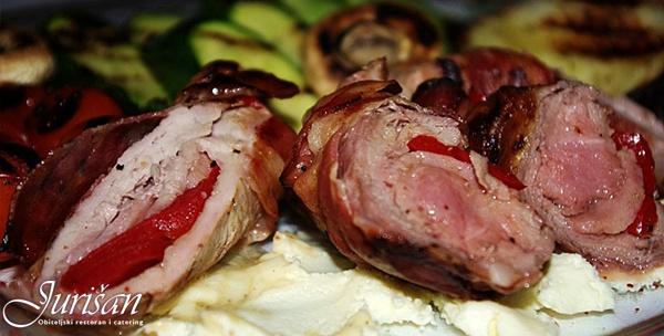 Mesna plata za 4 osobe – ćevapi u kajmaku, gurmanske pljeskavice, punjena vješalica, bečki