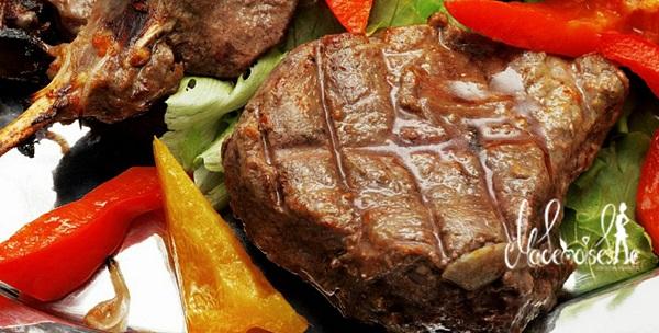 Mesna plata za troje – punjene pljeskavice sa sirom, pureći ražnjići sa slaninom i gratinirani batak