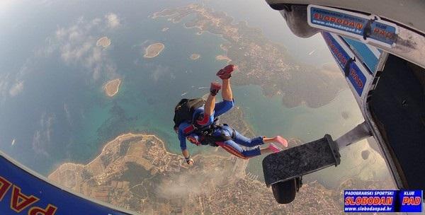 Padobranski tandem skok sa do 2.200m uz video i slike