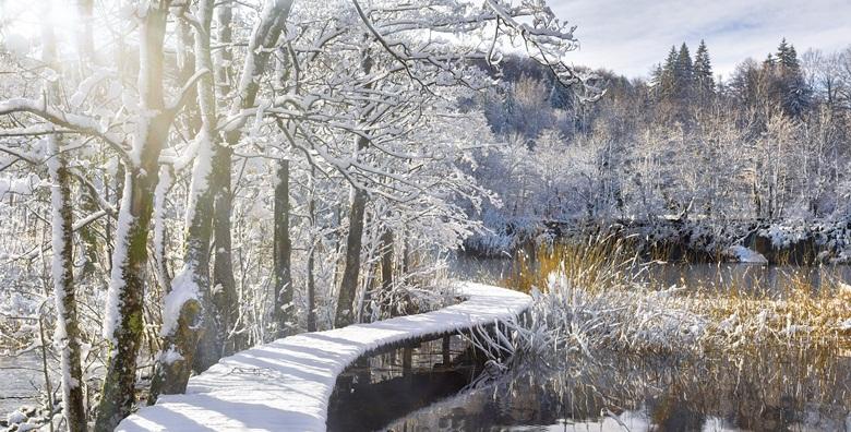 Doživite zimsku čaroliju NP Plitvice uz jednodnevni izlet s uključenim prijevozom za 144 kn!