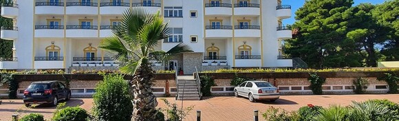 Proljeće i jesen, Hotel Miramare 4* - 2 noćenja s polupansionom za 2 osobe i do 3 djece uz korištenje vanjskog bazena i teretane