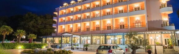 Ljeto u Hotelu Miramare 4* - 3 noćenja s polupansionom za 2  osobe i do 3 djece uz korištenje vanjskog bazena i teretane