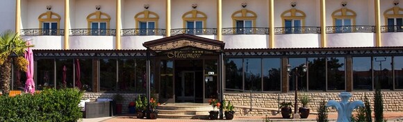 Hotel Miramare 4*, špica sezone - 3 noćenja s polupansionom za 2 osobe i do 2 djece uz korištenje vanjskog bazena i teretane