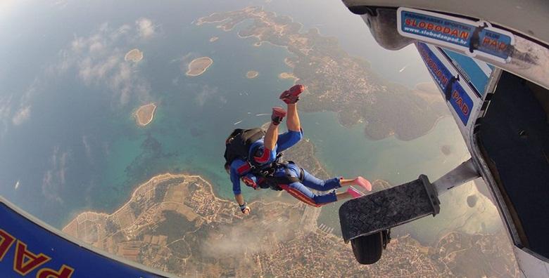 Padobranski tandem skok sa do 2.200m uz video i slike