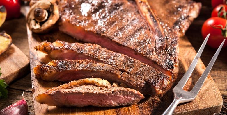 Beefsteak, mesni pikantni uštipci, ćevapi, ražnjići, country krumpirići i kajmak – gastro plata za dvoje za 99 kn!