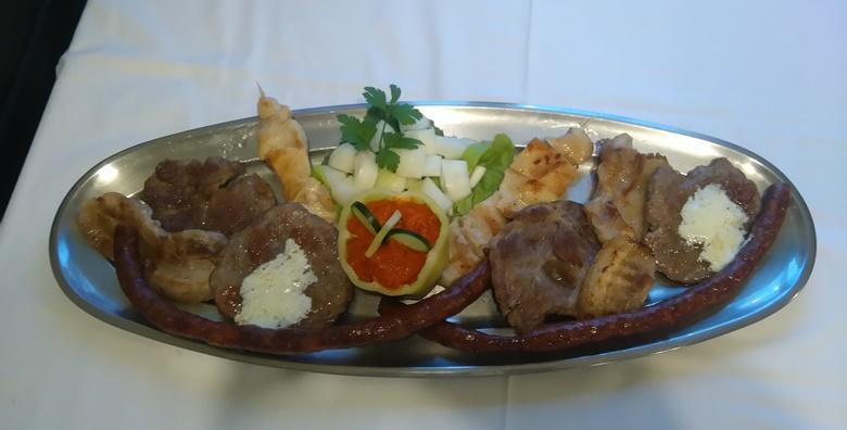 Pljeskavice s kajmakom, vratina, pileći ražnjići, kobasice, carsko meso,  luk i ajvar za samo 59 kn!