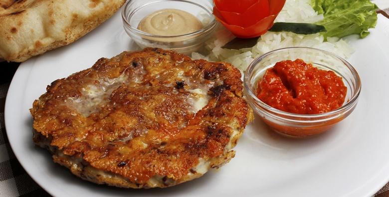 Pljeskavica punjena sirom, lungić u špeku, ćevapi, vratina i kruh