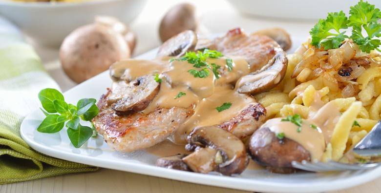 Pileći medaljoni u umaku od šampinjona s prilogom i salatom za dvoje za 77 kn!