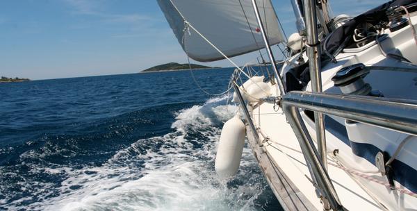 Najam jedrilice sa skipperom na dva dana za 4850kn