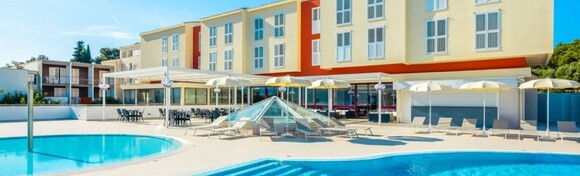 POSEBNA PONUDA! LJETO NA KORČULI - 4 noći s polupansionom za 2 odrasle osobe i 1 dijete ili 3. odraslu osobu u Hotelu Marko Polo by Aminess 4* uz 2 vanjska bazena
