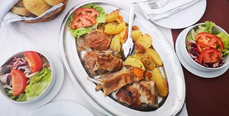 Lička janjetina ispod peke, krumpir i salata za dvije osobe u čarobnom  rustikalnom restoranu Plitvička kuća za samo 149 kn!