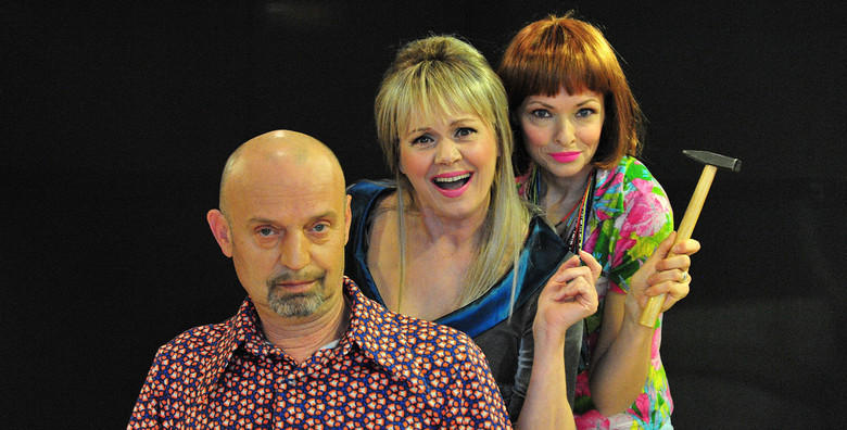 Predstava Dekorater – urnebesno smiješna komedija o ljubavnom trokutu u izvedbi Ksenije Pajić, Ines Bojanić i Gorana Grgića za samo 45 kn!