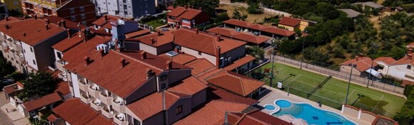 Odmor bez sezonske gužve u Hotelu Villa Letan 4* - 2, 3, 5 ili 7 noćenja s polupansionom za 2 osobe i 1 dijete do 5 godina uz korištenje wellnessa i zabavnog sadržaja