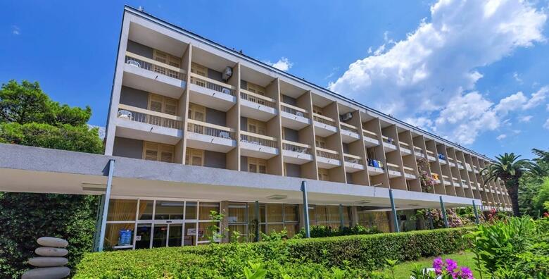 Baška voda - 2 noćenja s polupansionom za 2 osobe u hotelu 2* uz piće dobrodošlice za 879 kn!