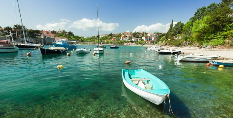 [BAŠKA, KRK] Uživajte u jutarnjoj kavici u mediteranskom vrtu, posjetite poznatu Velu plažu i odmorite se u apartmanima*** nedaleko od mora za 449 kn!