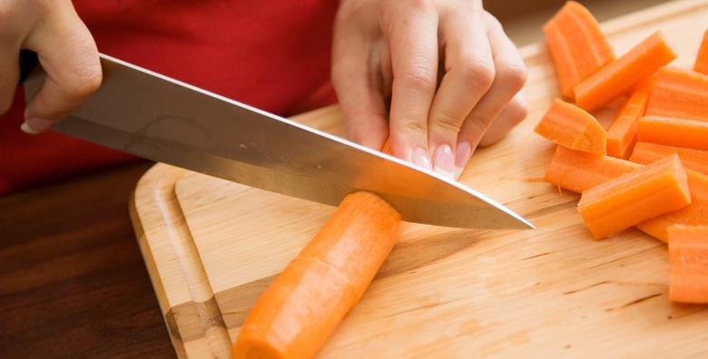Inovacija u kuhinji! 2 u 1 nož i daska za rezanje – brza i jednostavna priprema namirnica bez opasnosti od ozlijeda za 99 kn!