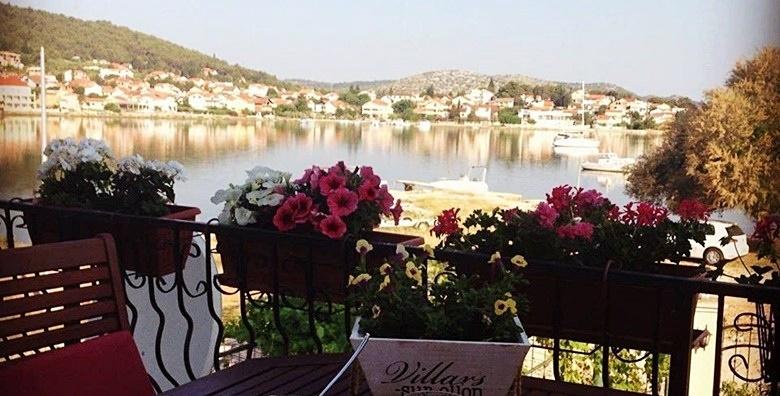 [ŠIBENIK] Odmor u simpatičnom mjestu Bilice tijekom CIJELE SEZONE u terminu po izboru – 4 ili 8 dana za 2 – 4 osobe u apartmanu*** od 1.265 kn!