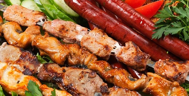 Ćevapi, svinjski i pileći ražnjići, vratina i pohani pileći file uz pomfrit i šampinjone - bogata grill plata za dvoje za samo 69 kn!