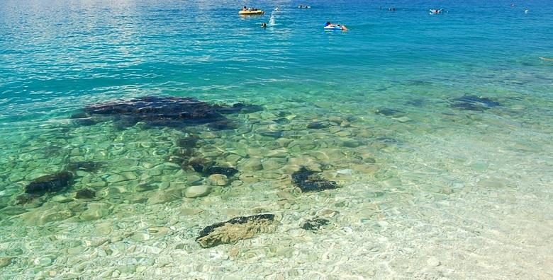 [OMIŠALJ] 3 dana za dvoje u apartmanu*** tik do plaže - uživajte u ljepotama otoka Krka u terminu po izboru tijekom CIJELE SEZONE od 399 kn!