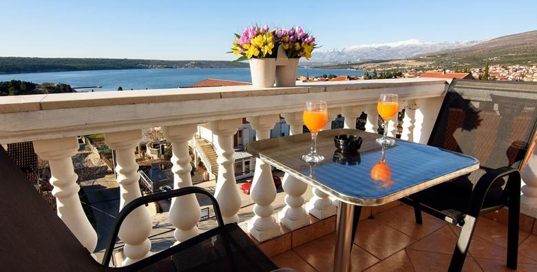 ZADARSKA RIVIJERA- priuštite si savršen godišnji u mirnom mediteranskom gradiću, smještaj u sobi ili apartmanu blizu plaže već od 299 kn!