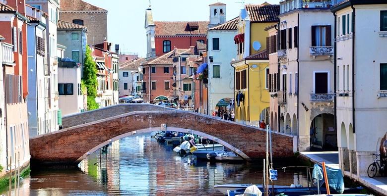 Ponuda dana: ITALIJA Razgledajte gradić Chioggia poznat kao Venecija u malom i posjetite Muzej cipela - izlet uz uključen prijevoz autobusom za 249 kn! (Putnička agencija Autoturist - Park ID kod: HR-AB-01-080015747)