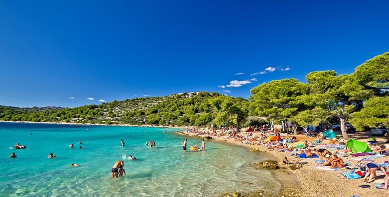 [PULA, CIJELA SEZONA] Plaža, more i sunce - sve što ti treba za savršeno ljetovanje! Smještaj za 2 do 6 osoba u potpuno opremljenim kućicama već od 490 kn!