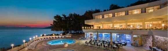 JELSA, FONTANA RESORT 2* - 2, 5 ili 7 noćenja u apartmanu po izboru za do 5 odraslih osoba ili 2 odrasle osobe i do 4 djece uz korištenje dva vanjska bazena