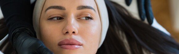 HydraFacial tretman koji uklanja nečistoću i masnoće u Studiju ljepote Manuela