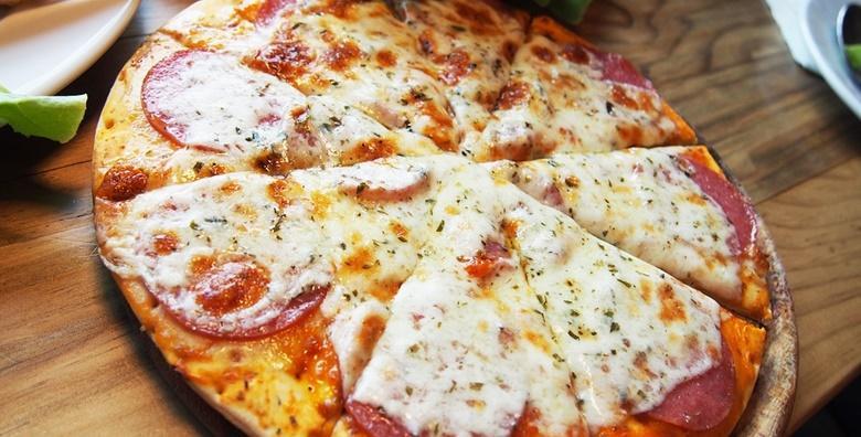 Obilje vrućeg sira u slasnom umaku od rajčice s najboljom šunkom ili sastojcima po vašim željama - 2 velike pizze po izboru za samo 49 kn!