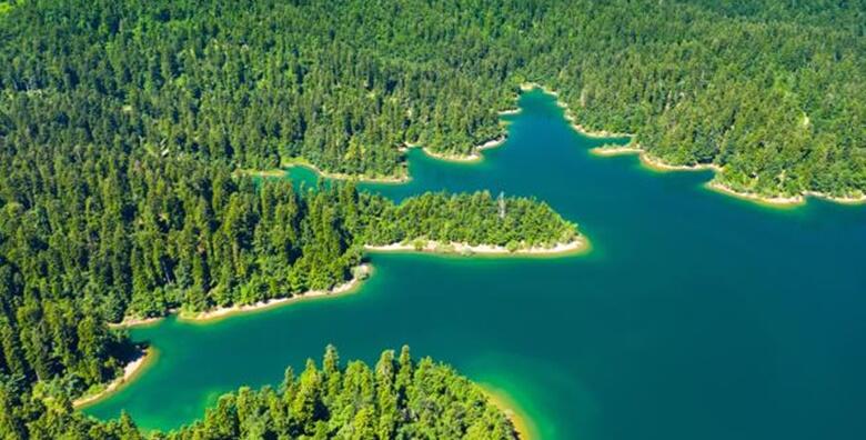 Ponuda dana: Kanjon Kamačnik, Lokve i Lokvarsko jezero - uživajte u zaštićenom krajoliku Kamačniku, pogledu na Lokvarsko jezero i istražite špilju Lokvarku za 129 kn! (Smart TravelID kod: HR-AB-01-070116312)
