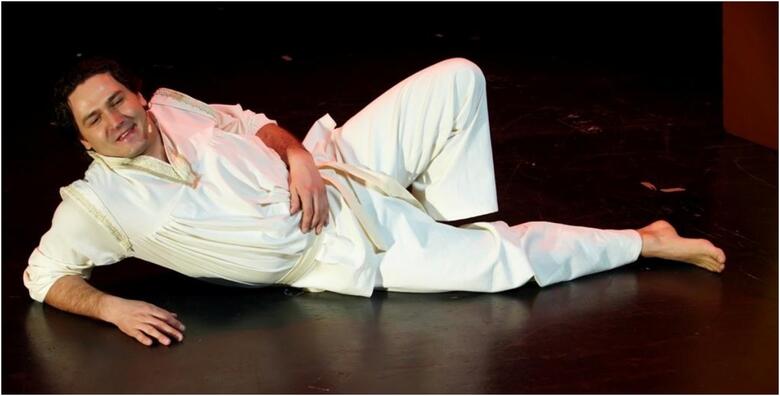 Predstava “NI MED CVETJEM NI PRAVICE” – spoj 16 poznatih Krležinih „Balada Petrice Kerempuha“ u emotivno nabijenoj monodrami u kojoj glumac progovara kroz 12 likova