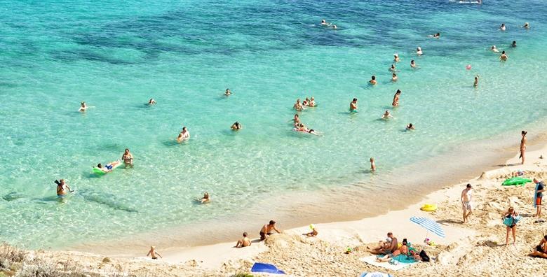 Ponuda dana: BUDVA Provedite najsunčanije ljetovanje u poznatoj destinaciji s čak 35 pješčanih plaža! 5 noćenja s polupansionom u hotelu 3* uz uključen prijevoz za 1.399 kn! (Darojković travel ID kod: HR-AB-01-080530750)