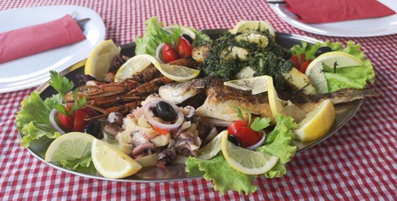 [TRIBUNJ] Slasni morski specijaliteti za 2 osobe! Orada ili brancin, lignje, salata  od hobotnice, škampi i blitva s krumpirom za 149 kn!