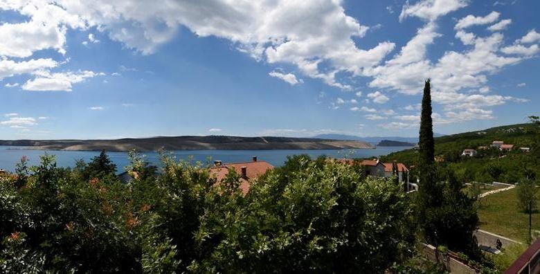 JADRANOVO – 2 noćenja za dvije osobe u apartmanu 3* s pogledom na more uz piće dobrodošlice, opuštajući mediteranski odmor za 349 kn!