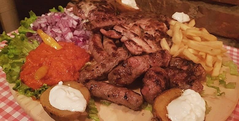 [LESKOVAČKI ROŠTILJ] Sočne mesne delicije za dvoje - ćevapi, pljeskavice, batak, zabatak, mesni uštipci, kobasice, pomfrit i pole krumpira za 69 kn!