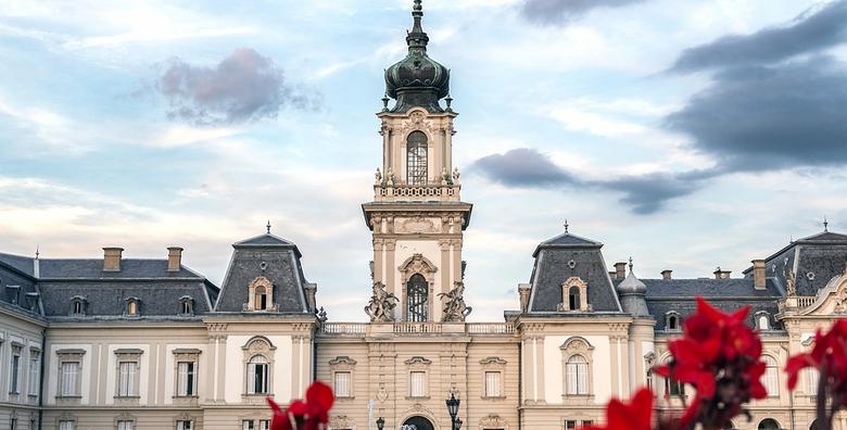 Ponuda dana: MAĐARSKA Ragledajte Keszthely, gradić koji se smjestio na obali Balatona, posjetite barokni dvorac Festetics i degustirajte vrhunska vina u vinskim podrumima! (Smart TravelID kod: HR-AB-01-070116312)