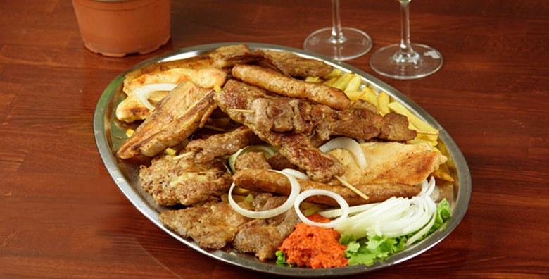 ROŠTILJ PLATA – gurmanska gozba za 2 ili 4 osobe – ćevapi, svinjska vratina, mesni uštipci, gril piletina i pečenica uz pomfrit, salatu, luk i ajvar od 149 kn!