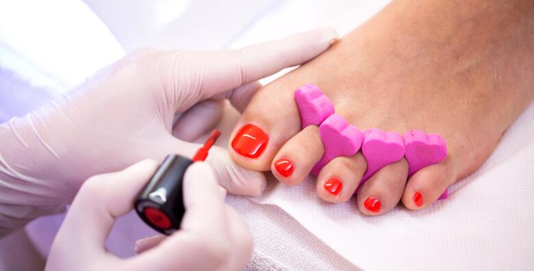 Medicinska pedikura i trajni lak – redovitom njegom stopala prevenirajte probleme zadebljane kože i odaberite hit boju laka za nokte u Beauty salonu Colette