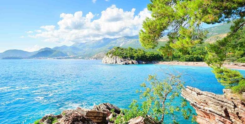 [OMIŠALJ] 2, 5 ili 7 noćenja za dvoje u apartmanu 3* tik do plaže – uživajte u ljepotama zlatnog otoka Krka u terminu po izboru od 399 kn!