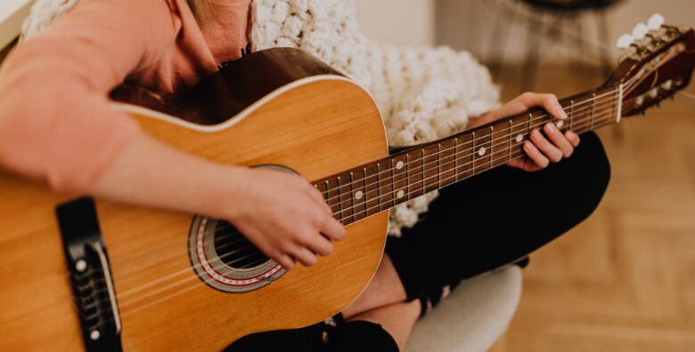 POPUST: 50% - ŠKOLA GITARE - zabavi se i stekni vještine sviranja u trajanju 4 ili 8 školskih sati uz uključene instrumente i materijale u Gitarskoj školi u centru grada (Gitarska škola)
