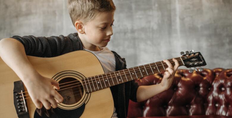 POPUST: 50% - ŠKOLA GITARE - zabavi se i stekni vještine sviranja u trajanju 4 ili 8 školskih sati uz uključene instrumente i materijale u Gitarskoj školi u centru grada (Gitarska škola)