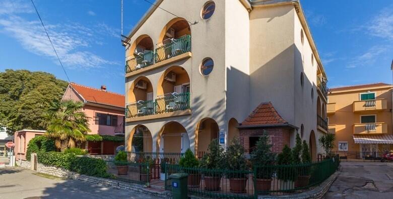 BIOGRAD NA MORU još niže cijene za savršen odmor tik do plaže – 2 ili 3 noćenja za dvoje u sobama Marinka 3* blizu centra već od 372 kn!