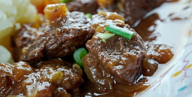 Ručak ili večera u 3 slijeda za 2 osobe u restoranu Kod Debelog – goveđa juha, lovački žgvacet s domaćom tjesteninom i baklave od maka za 149 kn!