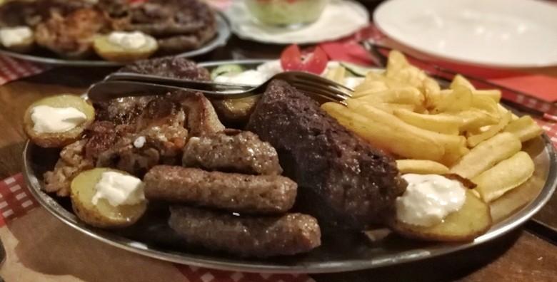 LESKOVAČKI ROŠTILJ Sočne mesne delicije za dvoje – ćevapi, pljeskavice, batak, zabatak, mesni uštipci, kobasice, pomfrit i pole krumpira za 69 kn!